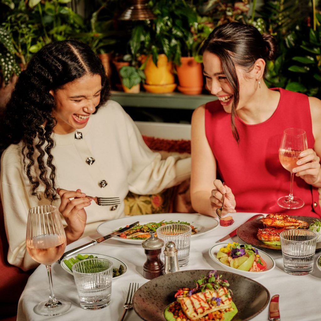 Repas convivial entre amies près de Chaban-Delmas