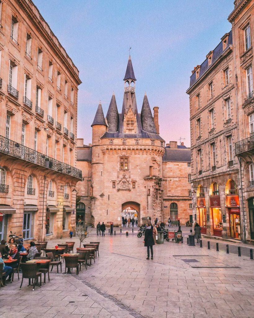 Porte Cailhau et terrasses du centre de Bordeaux