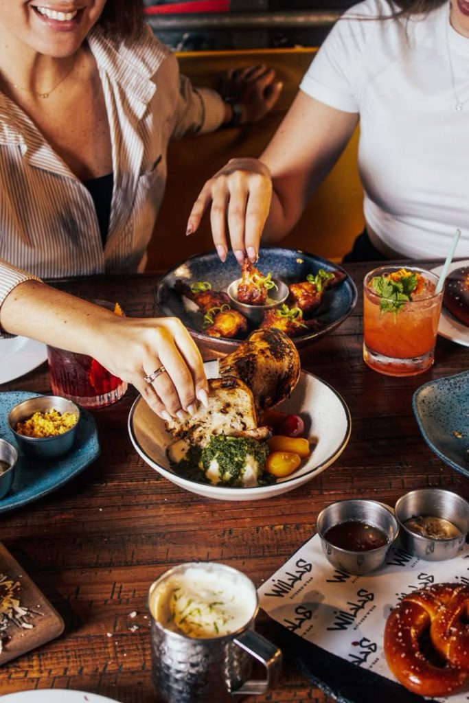 Repas partagé au restaurant