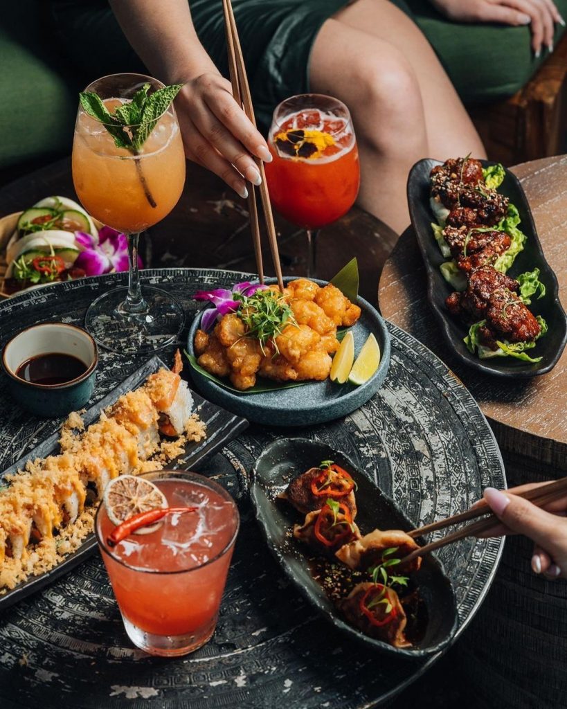 Tapas et cocktails partagés en groupe lors d'une soirée au restaurant