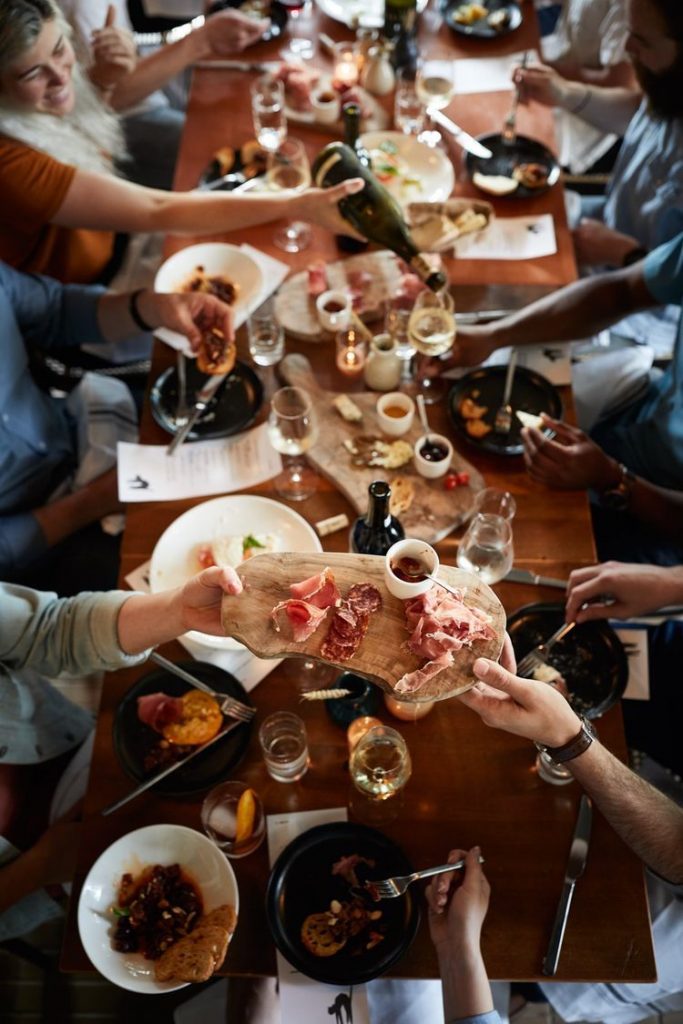 Fête d'anniversaire en groupe au restaurant