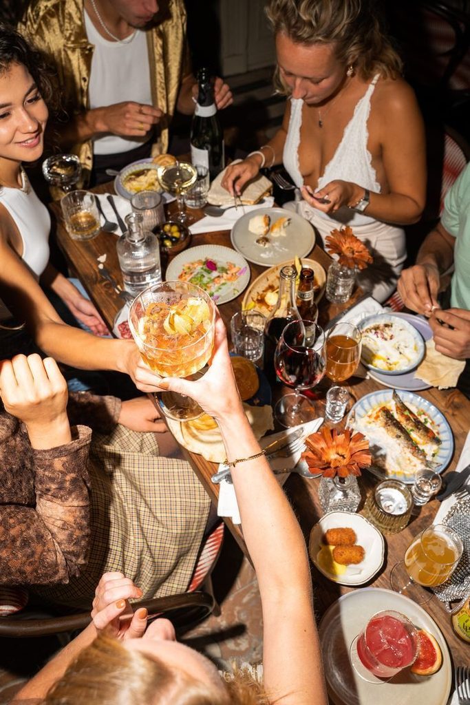 Tablée d'amis lors d'un repas festif à Bordeaux