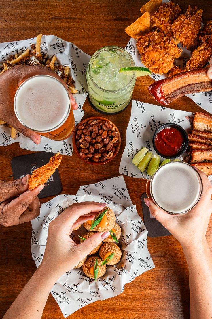 Bières et tapas à partager au bar d'ambiance