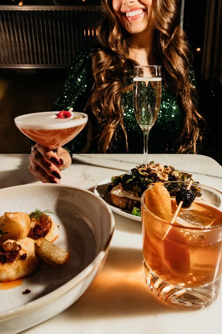 Cocktail et plats partagés avant de danser au Two Much