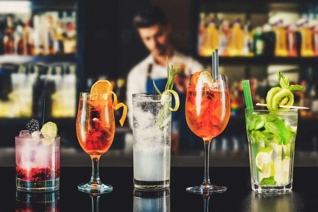 Cocktails servis au comptoir du bar d'ambiance Le Two Much
