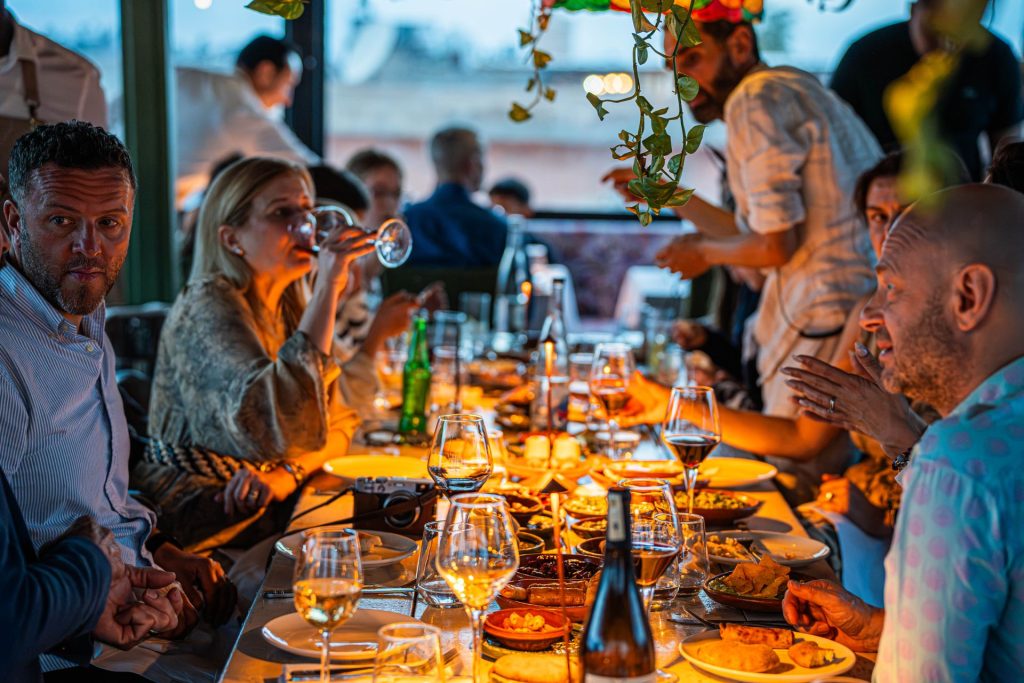 Grande tablée d'amis lors d'un dîner de réveillon dans un restaurant festif à Bordeaux