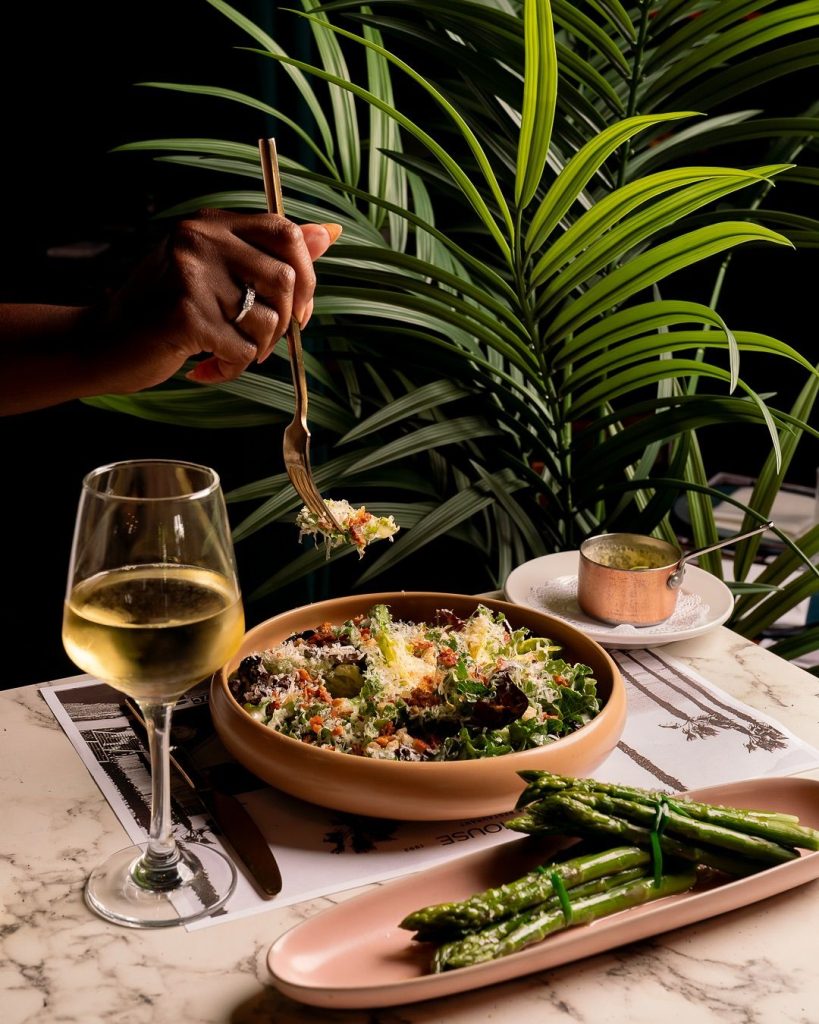 Dîner avec un verre de vin blanc avant la soirée dansante