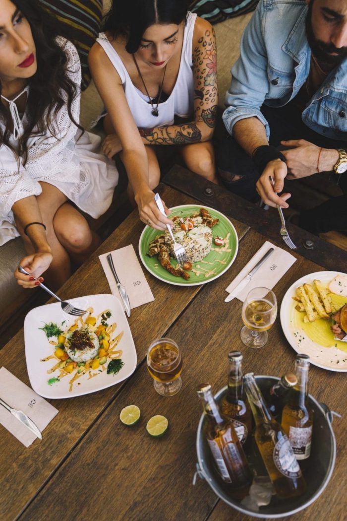 Plats à partager servis lors d'un repas de groupe