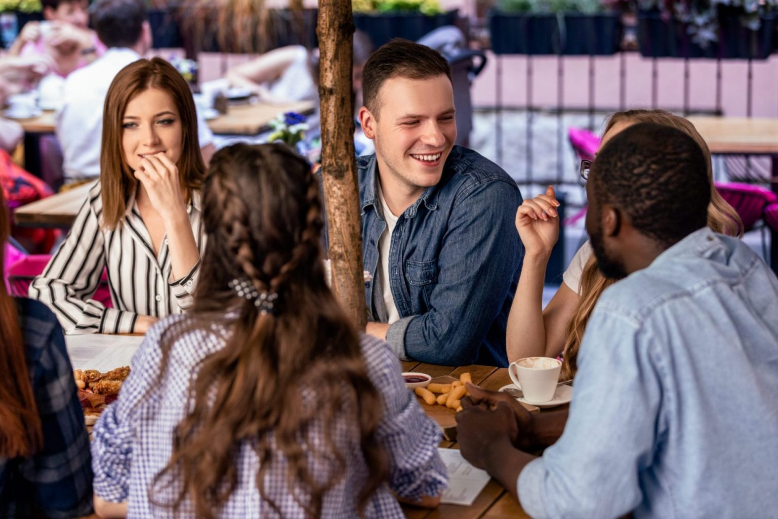 Groupe d'amis attablés pour un repas de groupe à Bordeaux