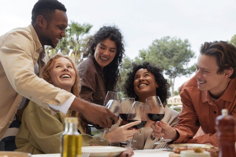 Amis trinquant lors d'un repas de groupe en terrasse à Bordeaux