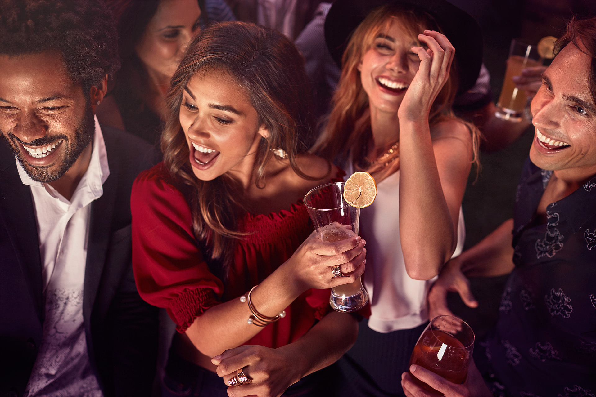 Amis en soirée au bar dansant à Bordeaux