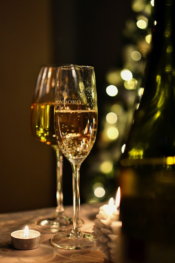 Flûtes de champagne et guirlande lumineuse pour le toast de minuit du réveillon